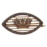 A split pearl shuttle shaped naval crown brooch, early 20th c, in gold marked 15ct, 3.6g Good