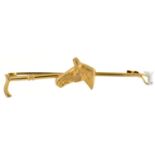 A 9ct gold horses' head and riding crop brooch, 2.5g Good conditioin