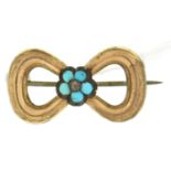 A Edwardian turquoise and split pearl bow brooch, in gold,  1.4g Good condition