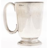 A Victorian silver mug, 13cm h, by Walker & Hall, Sheffield 1899, 8ozs 12dwts Good condition, no