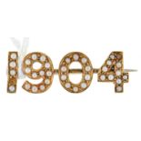 An Edwardian split pearl 1904 date brooch,  in gold, 3.2g Good condition