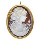 A  cameo brooch,  in gold marked 750, 4.8g Good condition