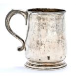 A George II silver mug, on moulded foot, 9.5cm h, by Humphrey Payne, London 1729, 6ozs 17dwts