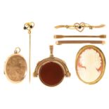 An Edwardian gold cornelian and bloodstone swivel fob seal, 38mm, marked 10c, a gem set gold bar