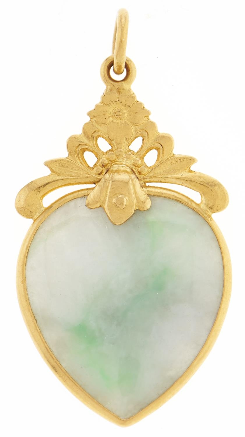 A heart shaped jadeite pendant, in gold, 8.1g Good condition