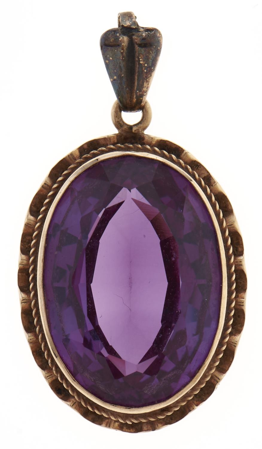 A synthetic colour change sapphire pendant, in gold, 4.3g, Good condition