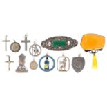 An amber brooch and miscellaneous silver jewellery, to include an Edwardian shield shaped whip and