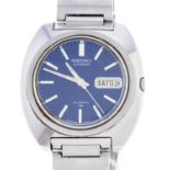 A Seiko stainless steel self winding gentleman's wristwatch, Ref 7006-7090, blue dial and day and