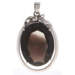 An oval citrine pendant, in white gold, marked 14K, 9.8g Good condition