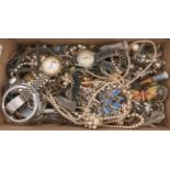 Miscellaneous vintage costume jewellery, to include an embossed pewter mounted metal brooch set with