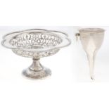 An Edwardian pierced silver sweetmeat stand, with reeded, scalloped rim, 15.5cm diam, by The Boots