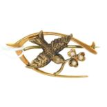 A split pearl and gold wishbone brooch, early 20th c, 32mm, marked 15ct, 3.8g Good condition