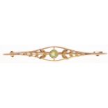 A peridot bar brooch, early 20th c, in gold marked 9c, 3g Good condition