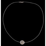 An 18ct white gold wire necklet, with single sliding grey cultured pearl, 7.3g Good condition