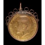 Gold Coin. Sovereign 1915, gold mount, 9.3g