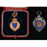 An Edwardian 9ct gold sporting prize watch fob shield, 33mm excluding gold ring attached, Birmingham