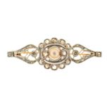 A diamond and cultured pearl bar brooch, millegrain set, in gold, 39mm, 3.5g Good condition