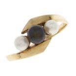 A pearl ring, in gold, unmarked, 2.2g, size N Good condition