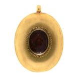 A Victorian foiled garnet and plain oval gold locket, c1870, with detachable back, 32mm, 6.9g Good