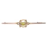 A peridot and split pearl bar brooch, early 20th c, in gold, 3g Good condition