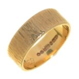 A 9ct gold wedding band, bark textured, London 1972, 4g, size M Good condition