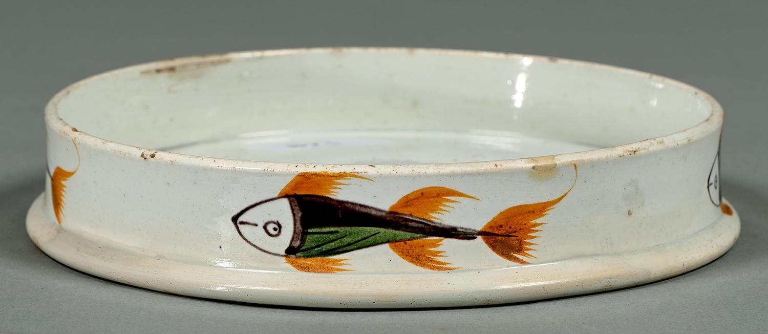 A pearlware char dish, early 19th c, painted in the Pratt palette with four fish, 18cm diam Old