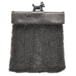A Continental silver concertina action and chain mail purse with terrier clasp, c1920, 80mm h,