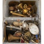 A quantity of brassware, to include Edwardian brass oil lamp, cast iron and brass wool bale