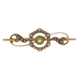 An Edwardian peridot and split pearl bar brooch, c1905, in gold marked 15ct, 2.8g Good condition
