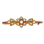 A split pearl floral safety pin, early 20th c, in gold, 2.5g Good condition