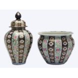 A Japanese Imari jar and cover and a matching jardiniere, 20th c Good condition