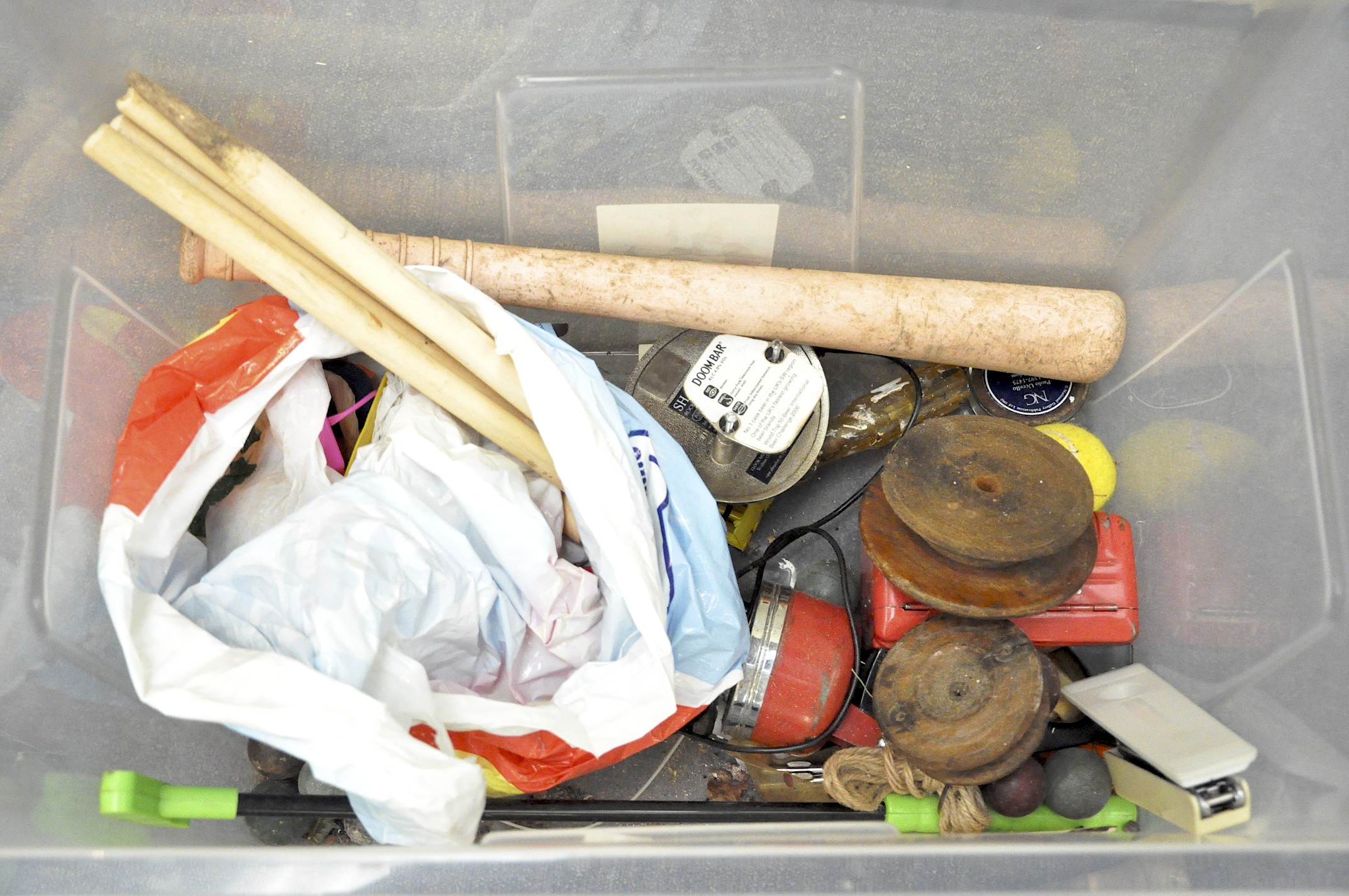 A cricket bat and stumps together with other sporting equipment - Image 2 of 2