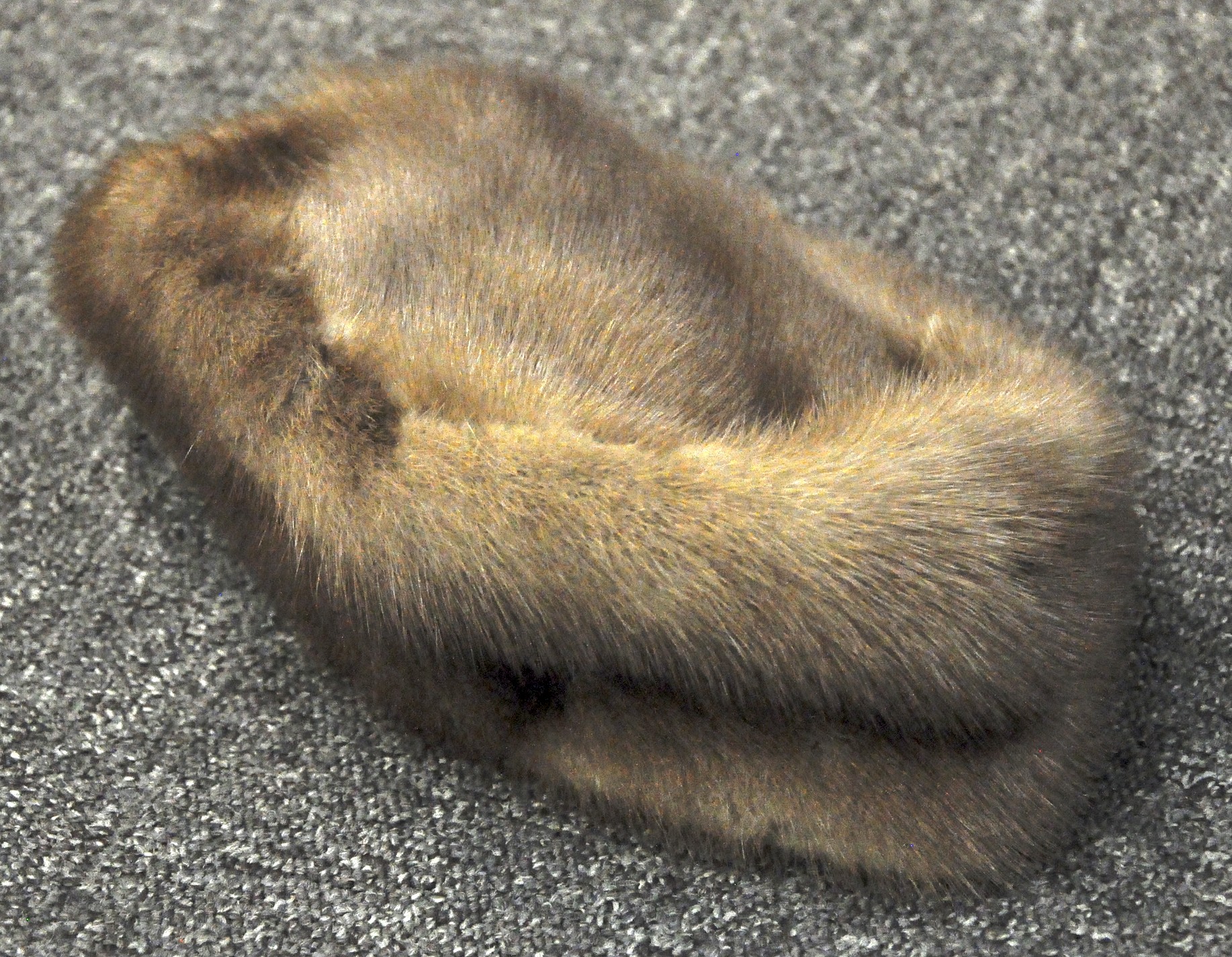 A mink coat and a hat and two pelts - Image 2 of 2