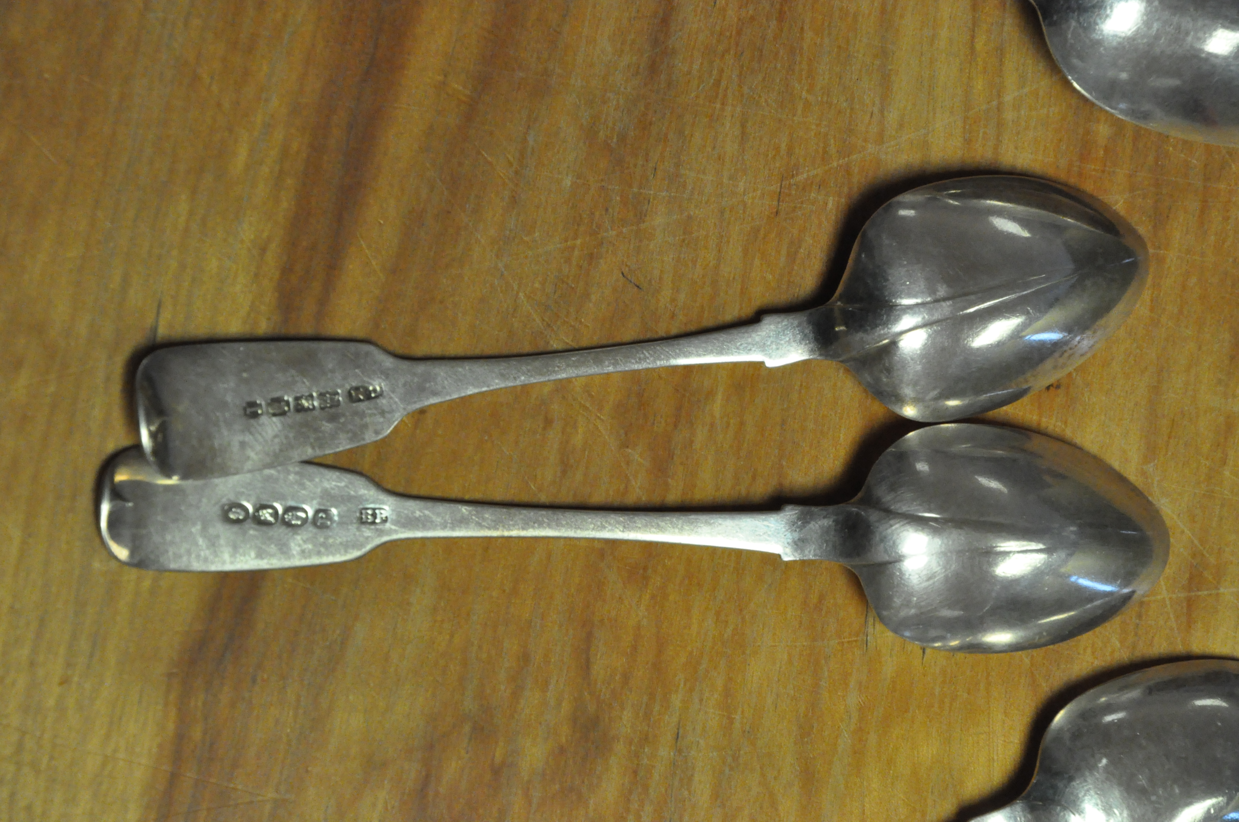 A group of assorted Irish silver flatware, comprising : four Old English pattern dessert spoons, - Image 4 of 6