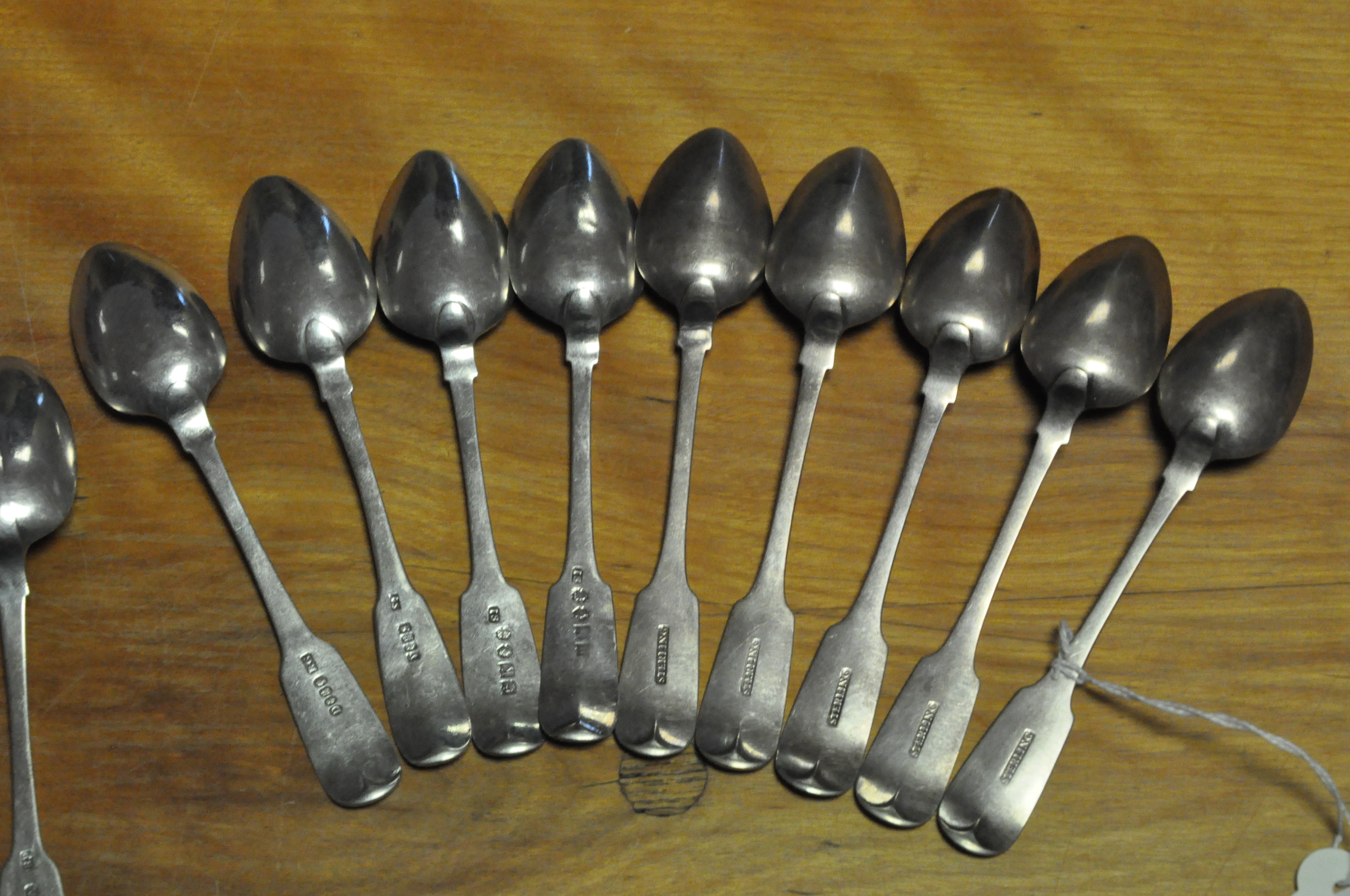 A group of assorted Irish silver flatware, comprising : four Old English pattern dessert spoons, - Image 5 of 6