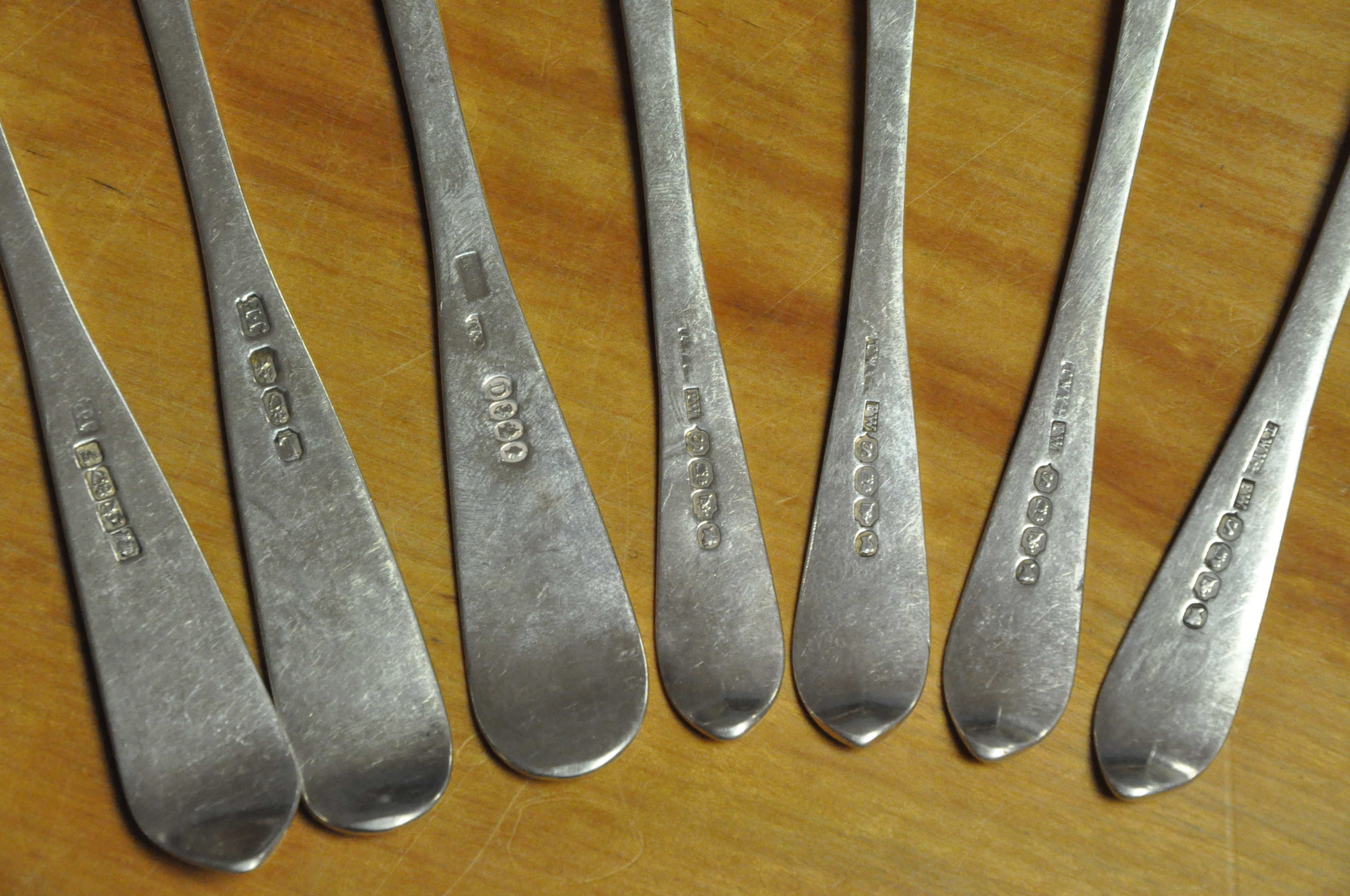 A group of assorted Irish silver flatware, comprising : four Old English pattern dessert spoons, - Image 3 of 6