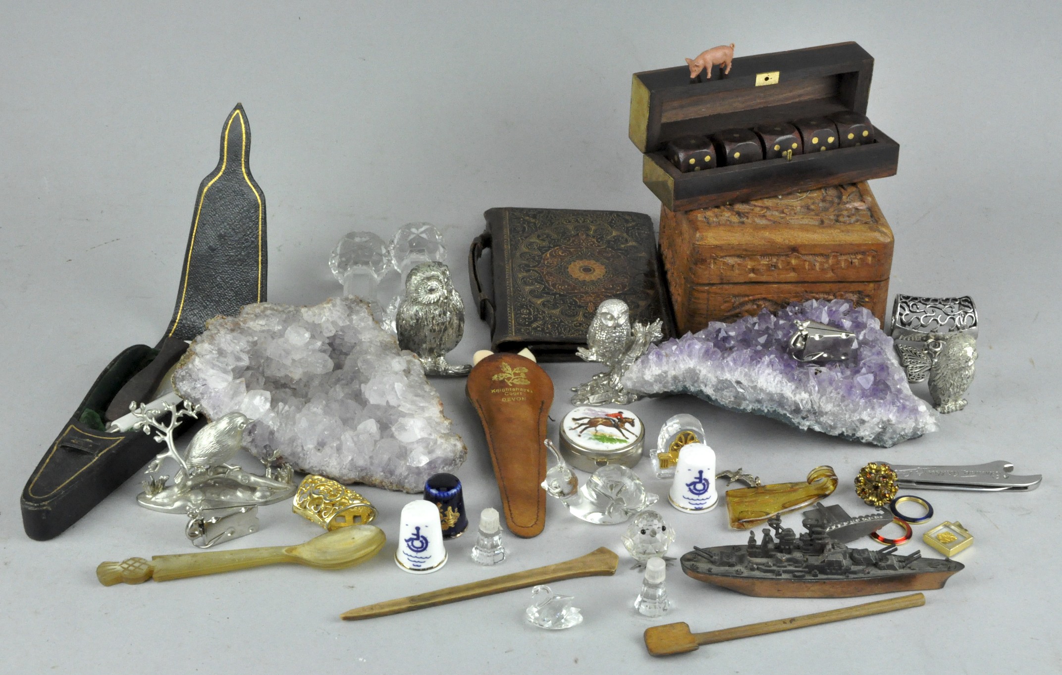 Assorted collectables, including costume jewellery,