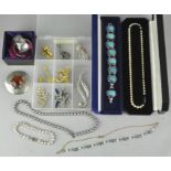 A collection of assorted costume jewellery, including various brooches,