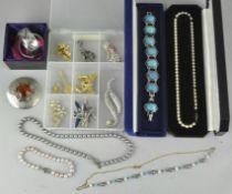 A collection of assorted costume jewellery, including various brooches,