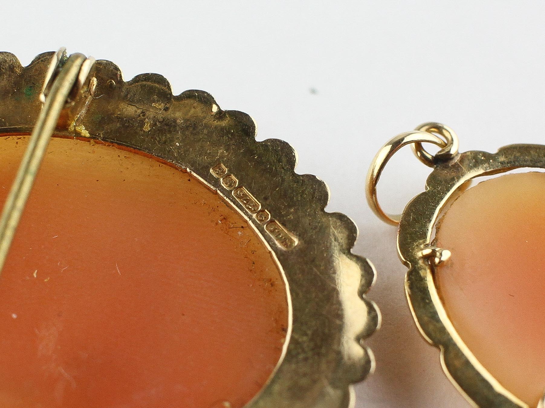 A yellow metal oval carved cameo brooch set within a fancy edge mount. - Image 3 of 3