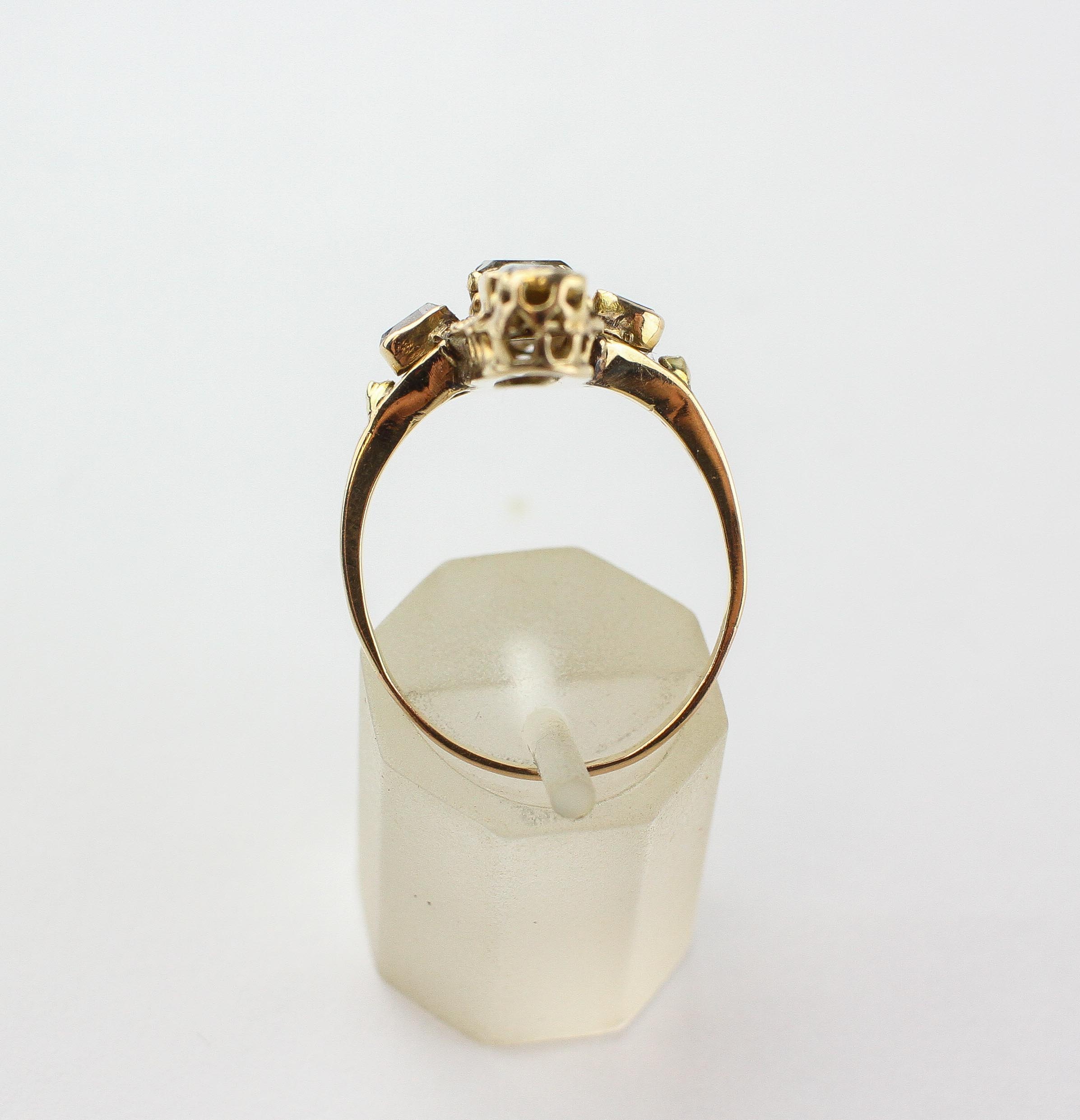 A yellow metal ring of abstract design. - Image 3 of 5