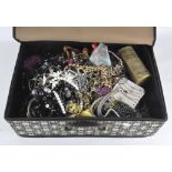 Assorted vintage costume jewellery,