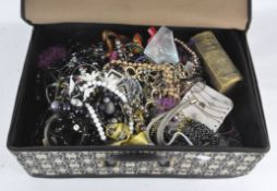 Assorted vintage costume jewellery,