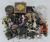 Assorted vintage costume jewellery, to include necklaces,