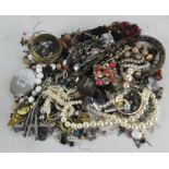 Assorted vintage costume jewellery, to include earrings,