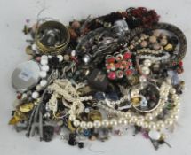Assorted vintage costume jewellery, to include earrings,