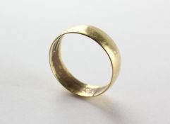 A yellow gold D shape 6mm wedding ring. Hallmarked 18ct gold, Birmingham, 973. Size: S (middle)