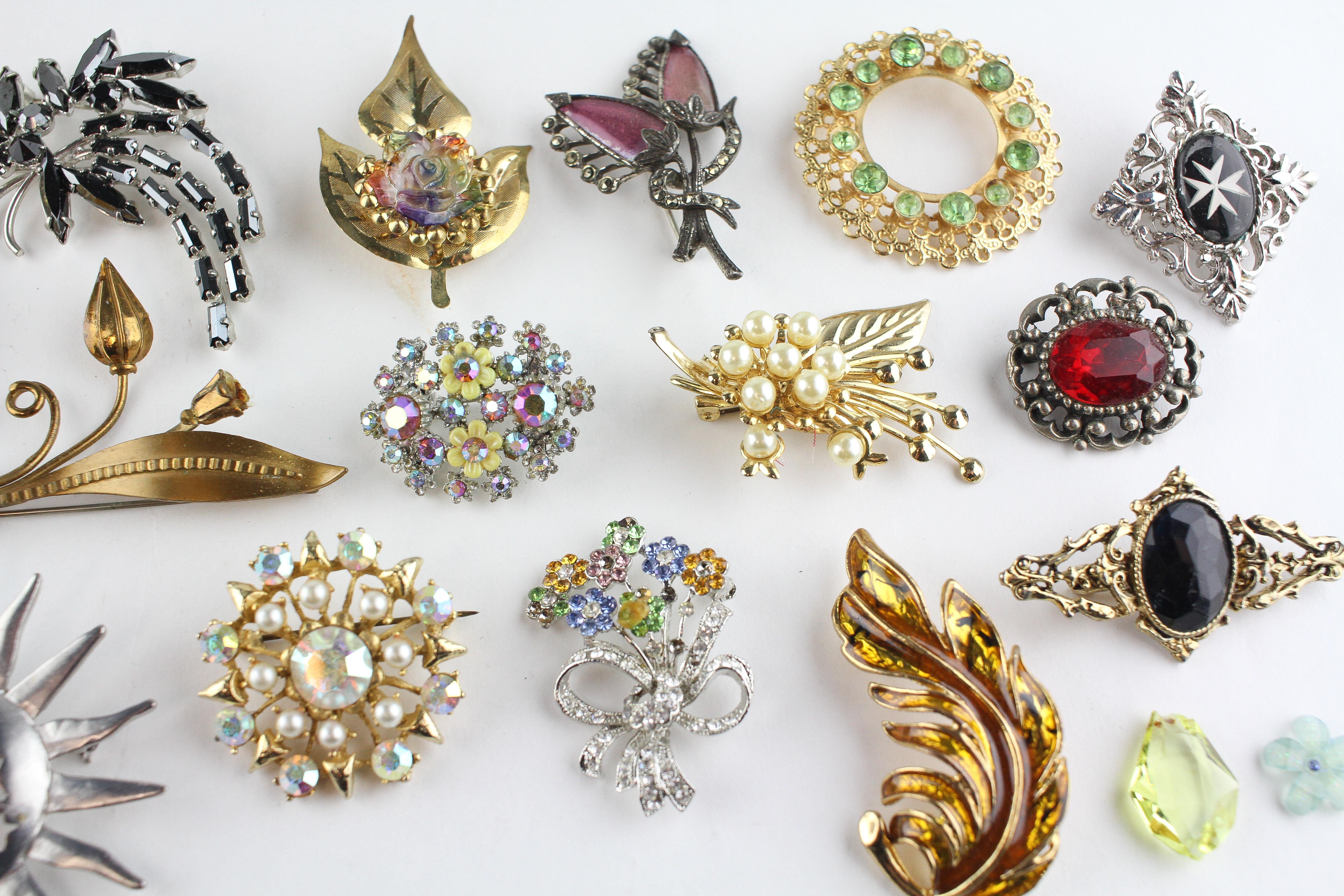 A collection of twenty costume brooches of variable designs. - Image 2 of 3