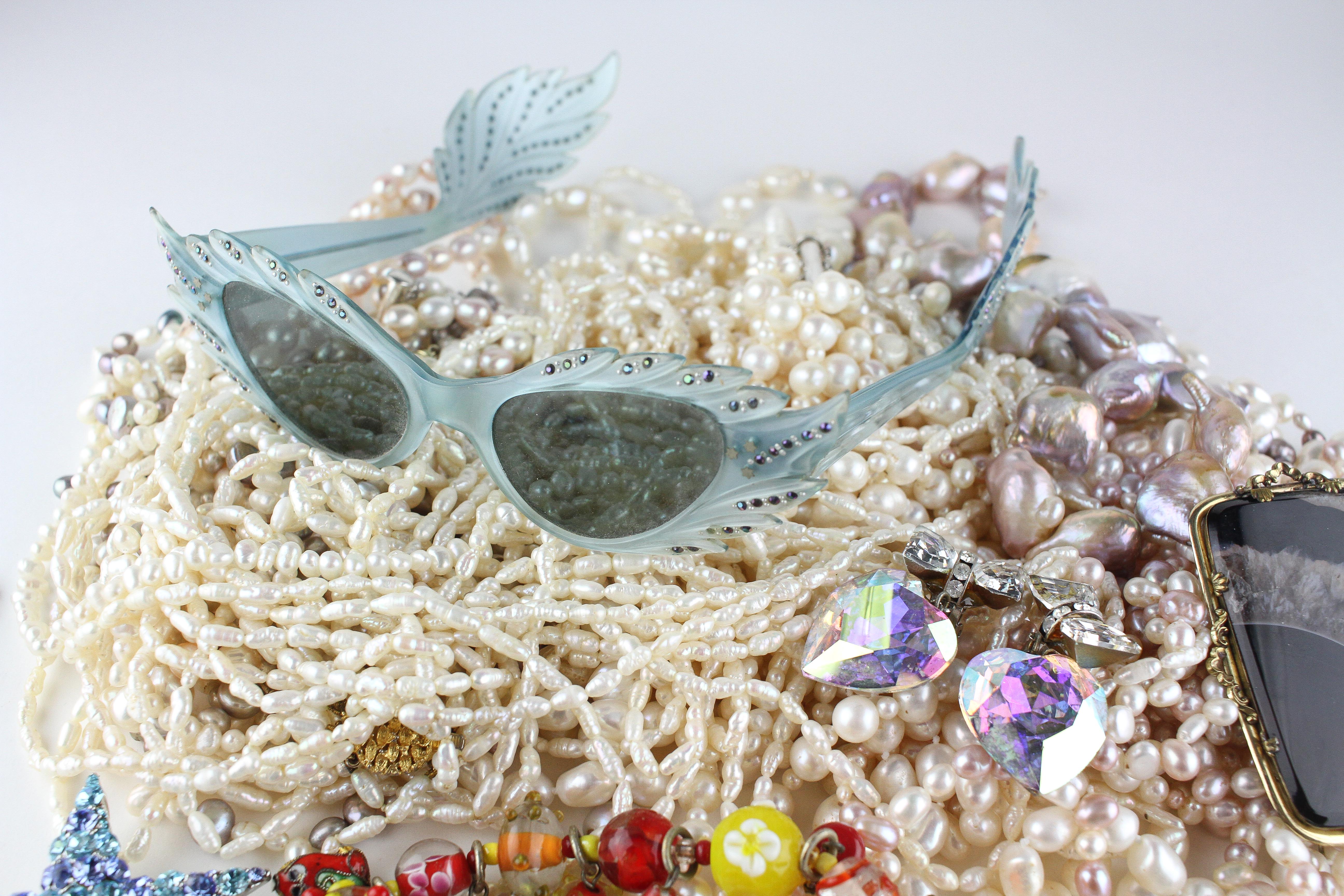 A large collection of costume jewellery to include nine brooches, A large abstract pendant, - Image 3 of 3