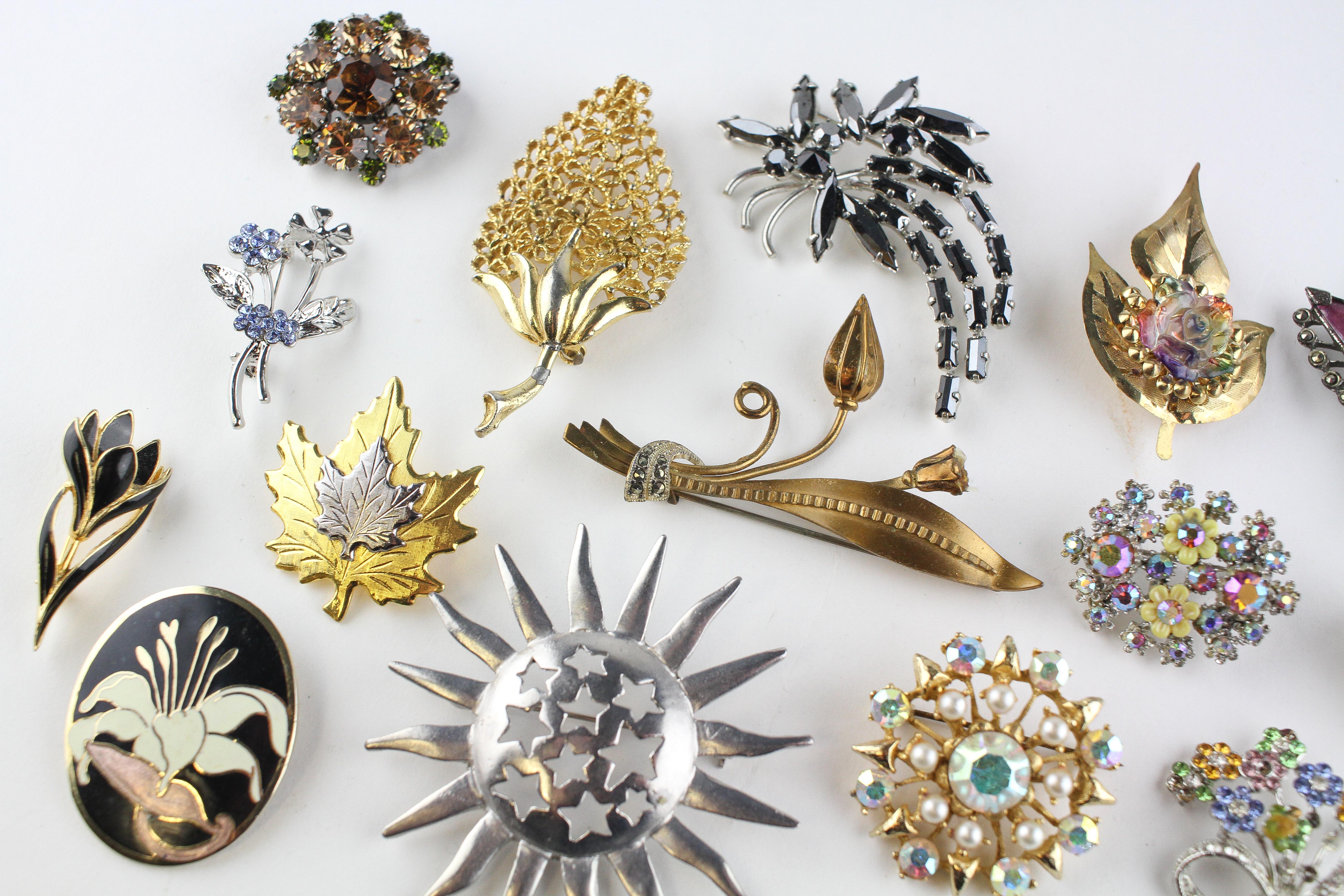 A collection of twenty costume brooches of variable designs. - Image 3 of 3